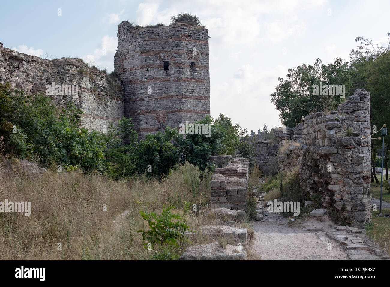 Ruinen der Mauern von Konstantinopel. Das berühmte Zeile des Theodosian Wänden wurde im 5. Jahrhundert. (heute Istanbul in der Türkei) Stockfoto