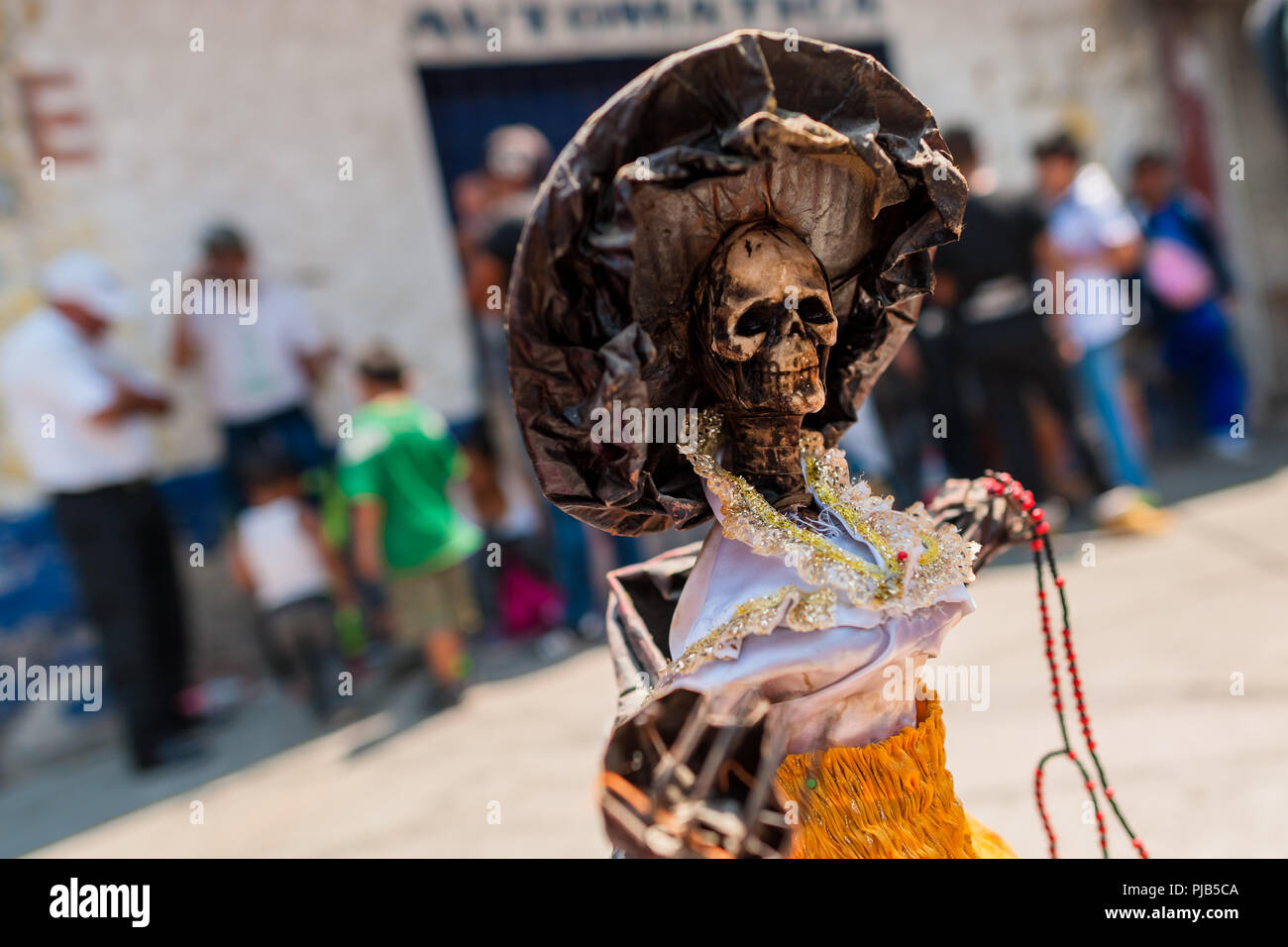 Eine Statue der Heiligen Santa Muerte (Tod) zu sehen ist auf der Straße während eines religiösen Wallfahrt in Tepito, Mexiko City, Mexiko gelegt. Stockfoto