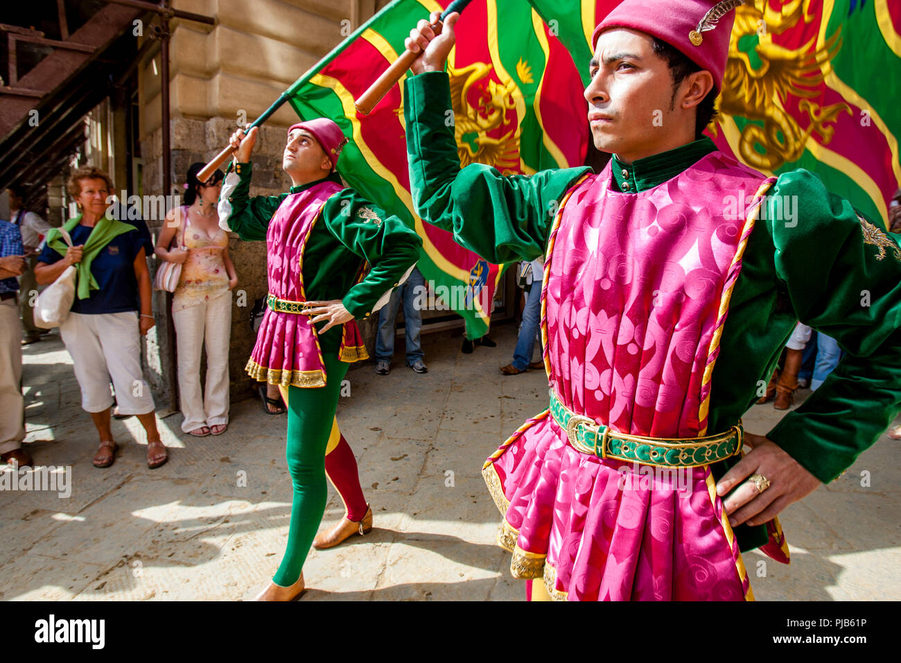 Eine bunte Contrada Prozession auf der Piazza Del Campo in den Palio di Siena, Siena, Italien Stockfoto