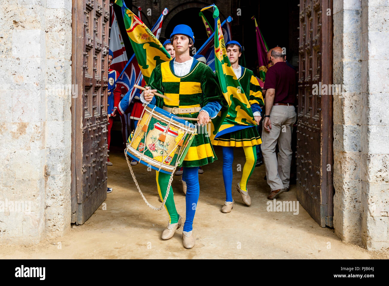 Contrada Trommler im mittelalterlichen Kostüm Drumming auf der Piazza Del Campo, den Palio di Siena, Siena, Italien Stockfoto