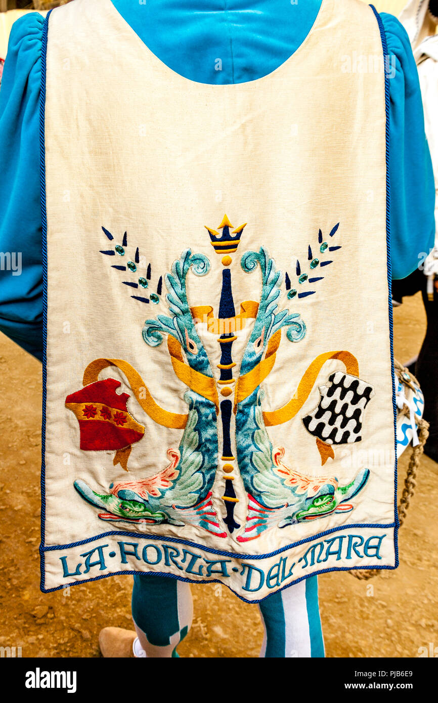Die farbenfrohe Tracht Der Onda (Welle) Contrada, der Palio di Siena, Siena, Italien Stockfoto