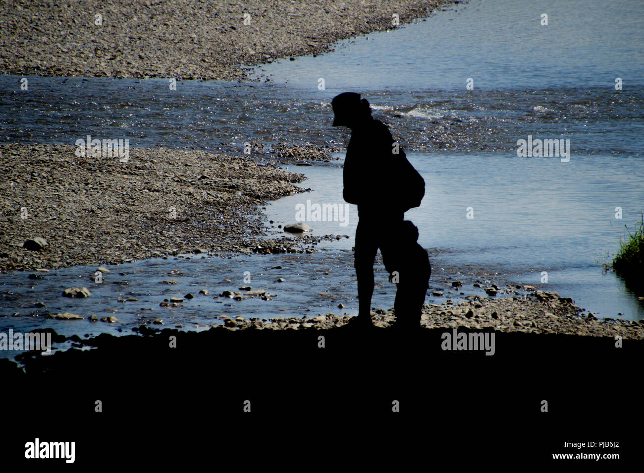 Frau und Kind unter einer Brücke Im Schatten Stockfoto