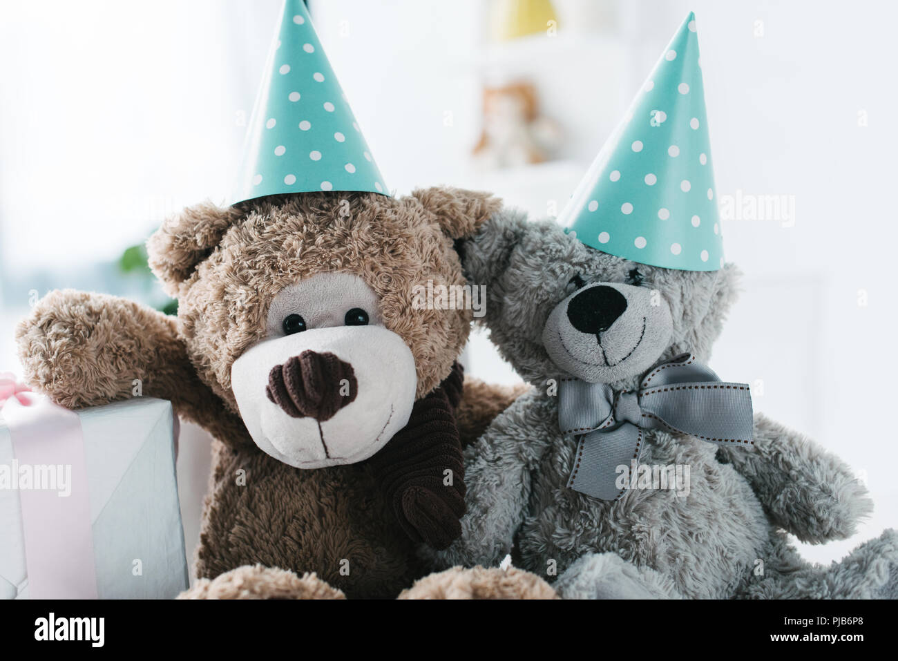 Selektiver Fokus der Teddybären in Kegel und Geschenkverpackung Stockfoto