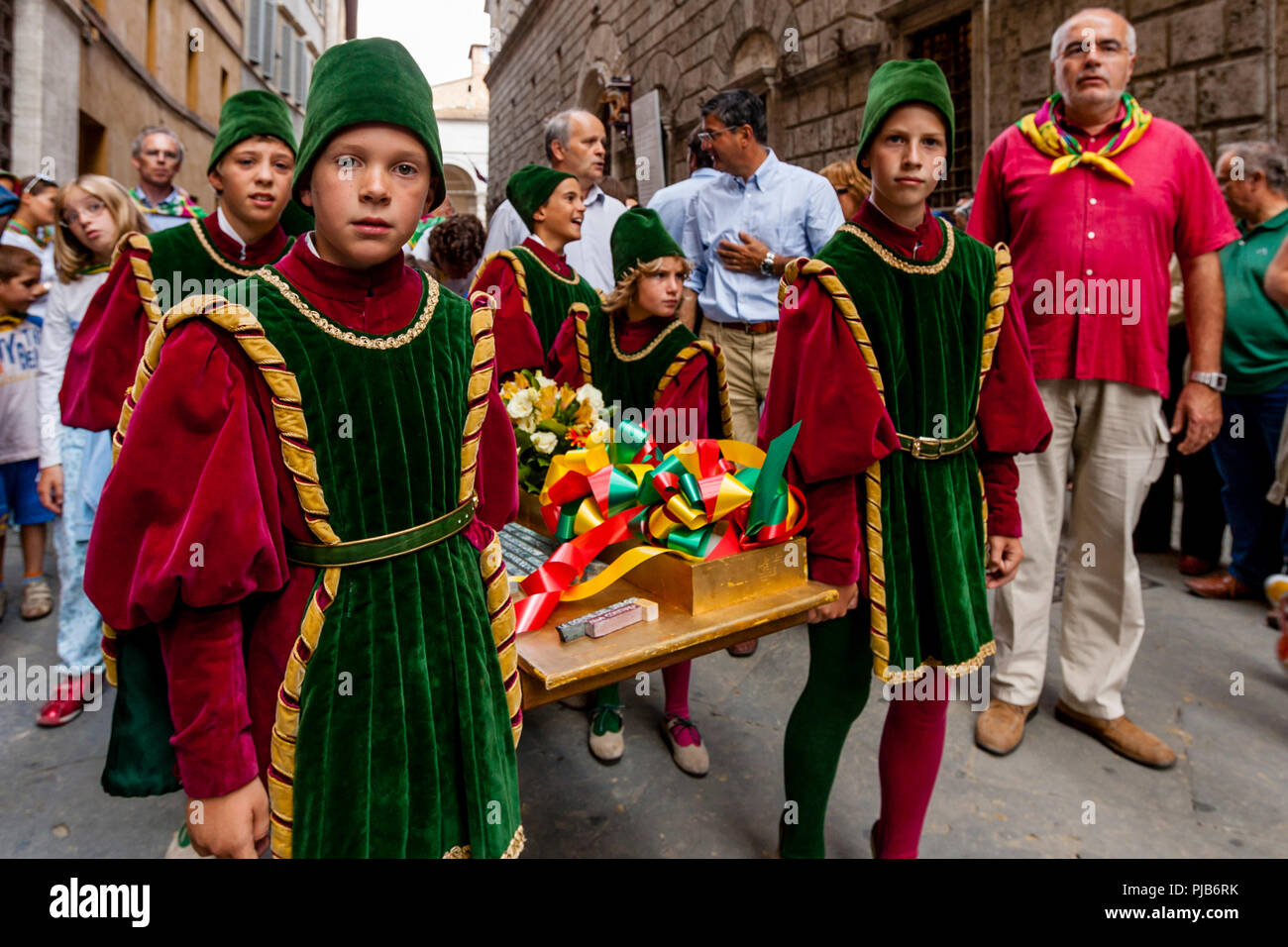 Contrada Kinder nehmen Teil an der Cero Votivo Prozession, der Palio di Siena, Siena, Italien Stockfoto