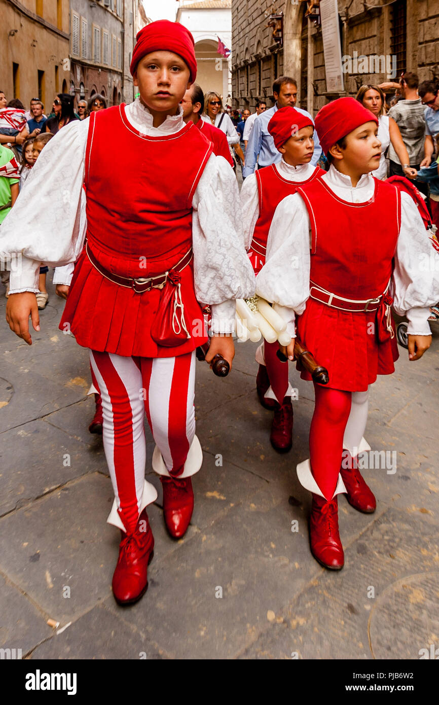 Contrada Kinder nehmen Teil an der Cero Votivo Prozession, der Palio di Siena, Siena, Italien Stockfoto
