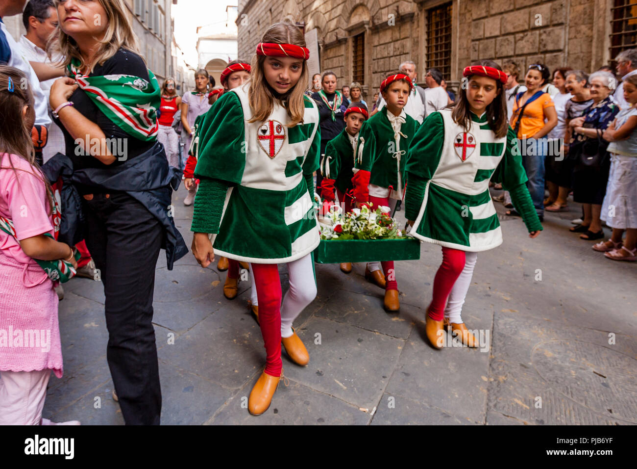 Contrada Kinder nehmen Teil an der Cero Votivo Prozession, der Palio di Siena, Siena, Italien Stockfoto