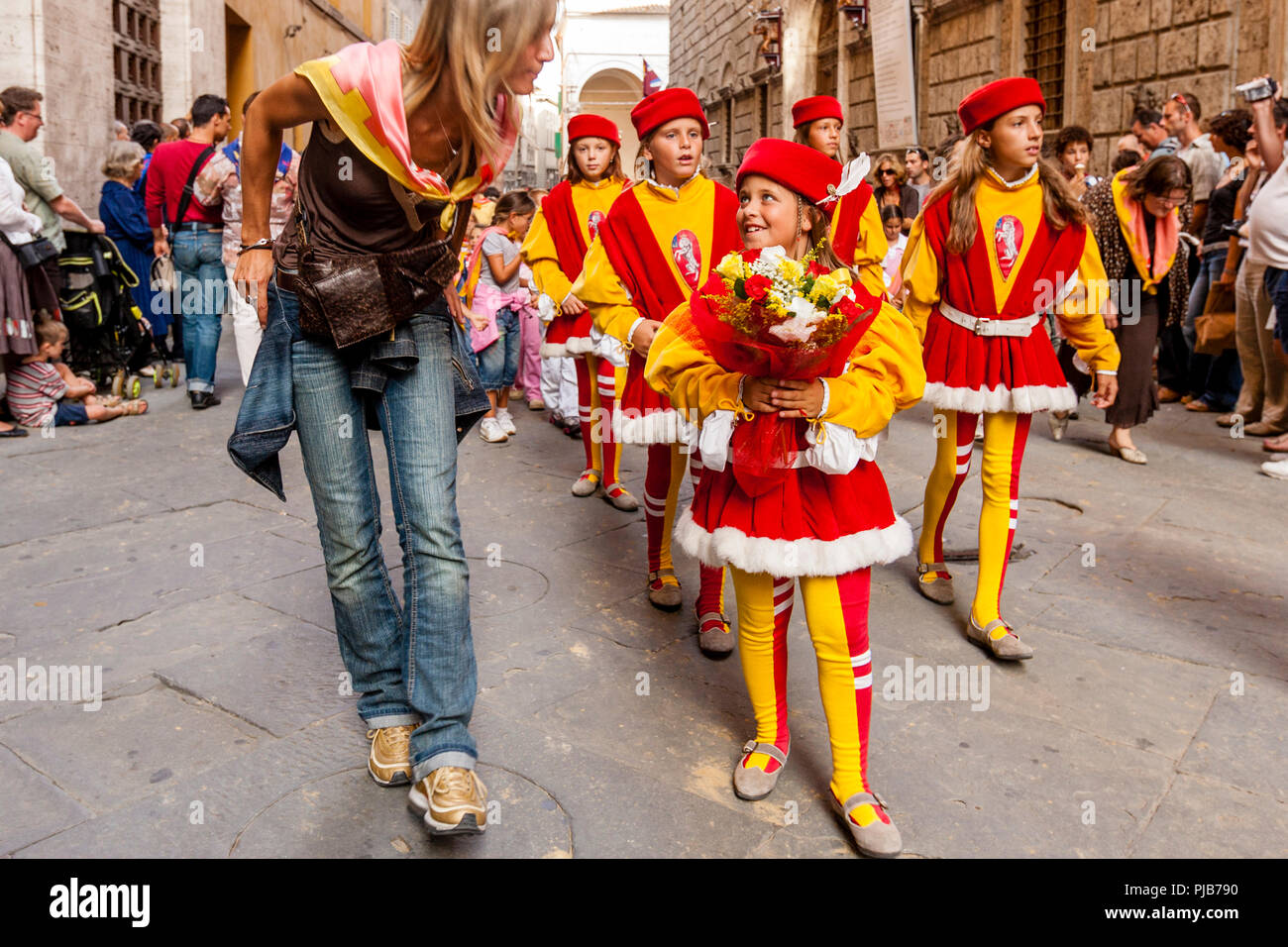 Contrada Kinder nehmen Teil an der Cero Votivo Prozession, der Palio di Siena, Siena, Italien Stockfoto