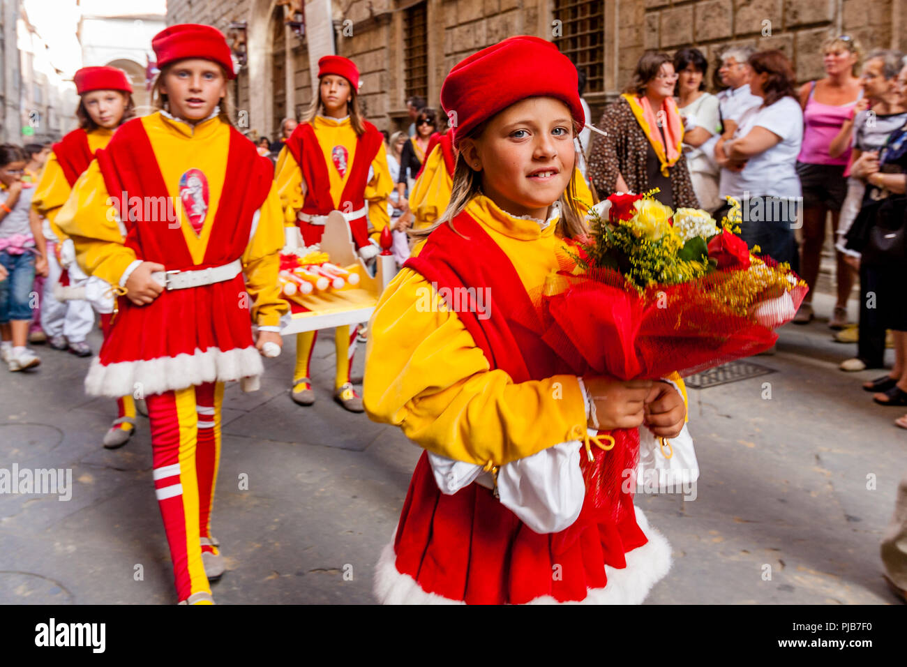 Contrada Kinder nehmen Teil an der Cero Votivo Prozession, der Palio di Siena, Siena, Italien Stockfoto