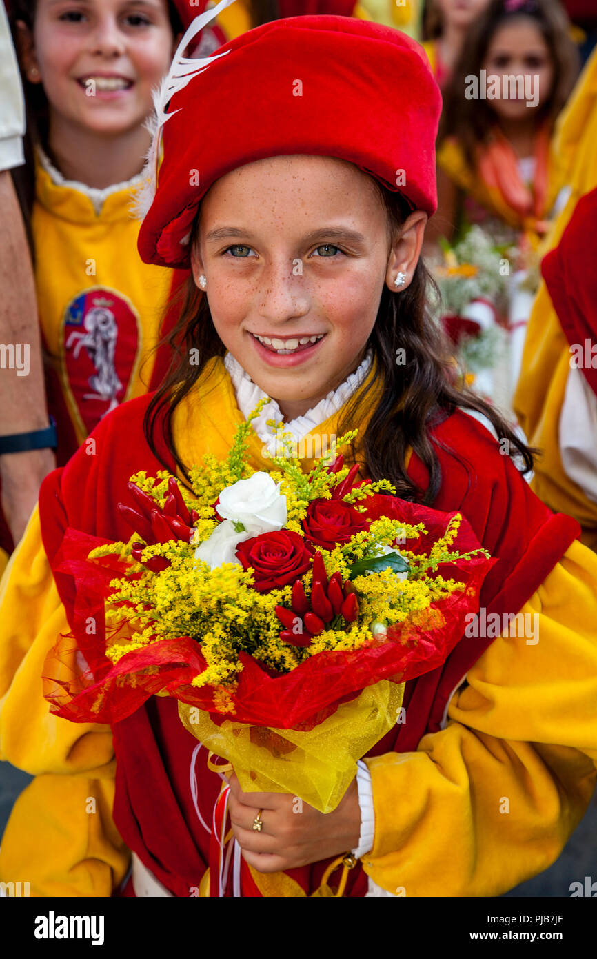 Contrada Kinder nehmen Teil an der Cero Votivo Prozession, der Palio di Siena, Siena, Italien Stockfoto