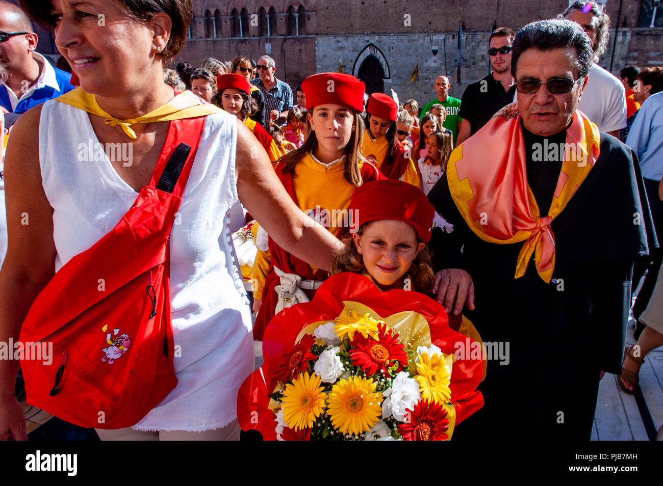 Contrada Kinder nehmen Teil an der Cero Votivo Prozession, der Palio di Siena, Siena, Italien Stockfoto