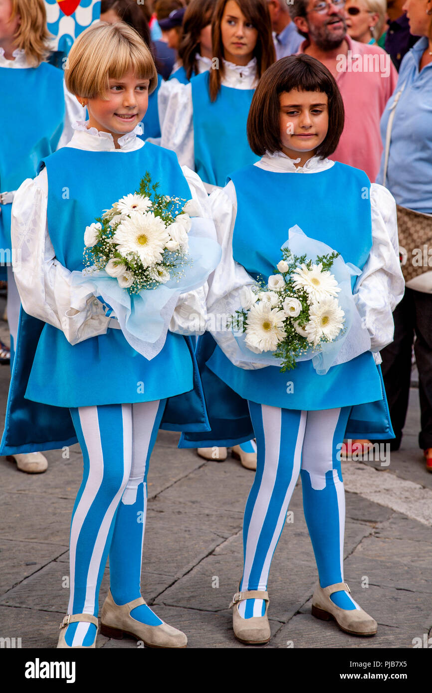 Contrada Kinder nehmen Teil an der Cero Votivo Prozession, der Palio di Siena, Siena, Italien Stockfoto