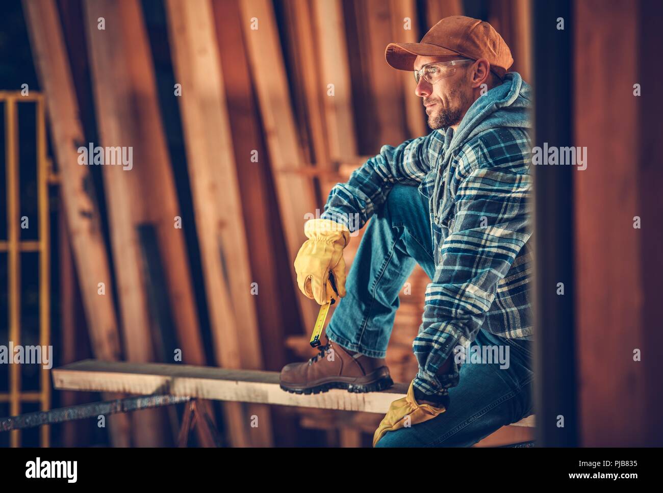 Zufrieden kaukasischen Carpenter Portrait. Holzbearbeitung Arbeiter Erholung nach einem Tag voller harter Arbeit. Stockfoto