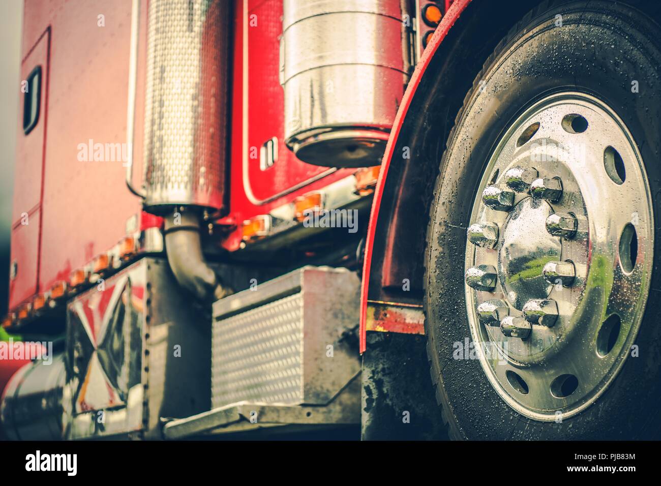 Classic Red Semi Truck closeup Foto. Lkw-Thema. Fracht- und Schifffahrt. Stockfoto