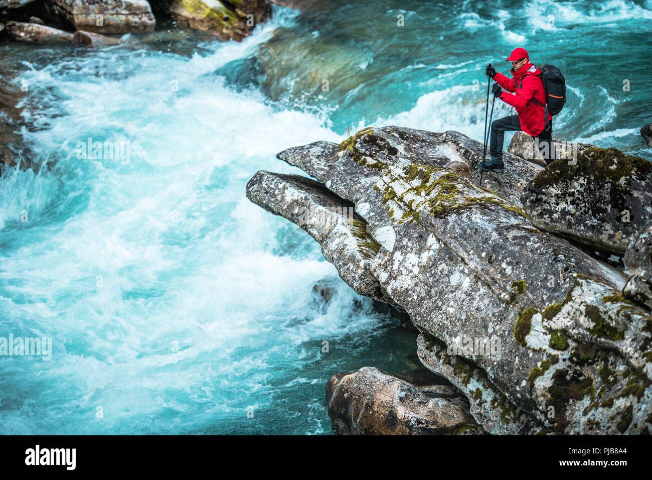Kaukasische Wanderer erkunden Schönen norwegischen River Gorge. Expedition in die Wüste. Stockfoto
