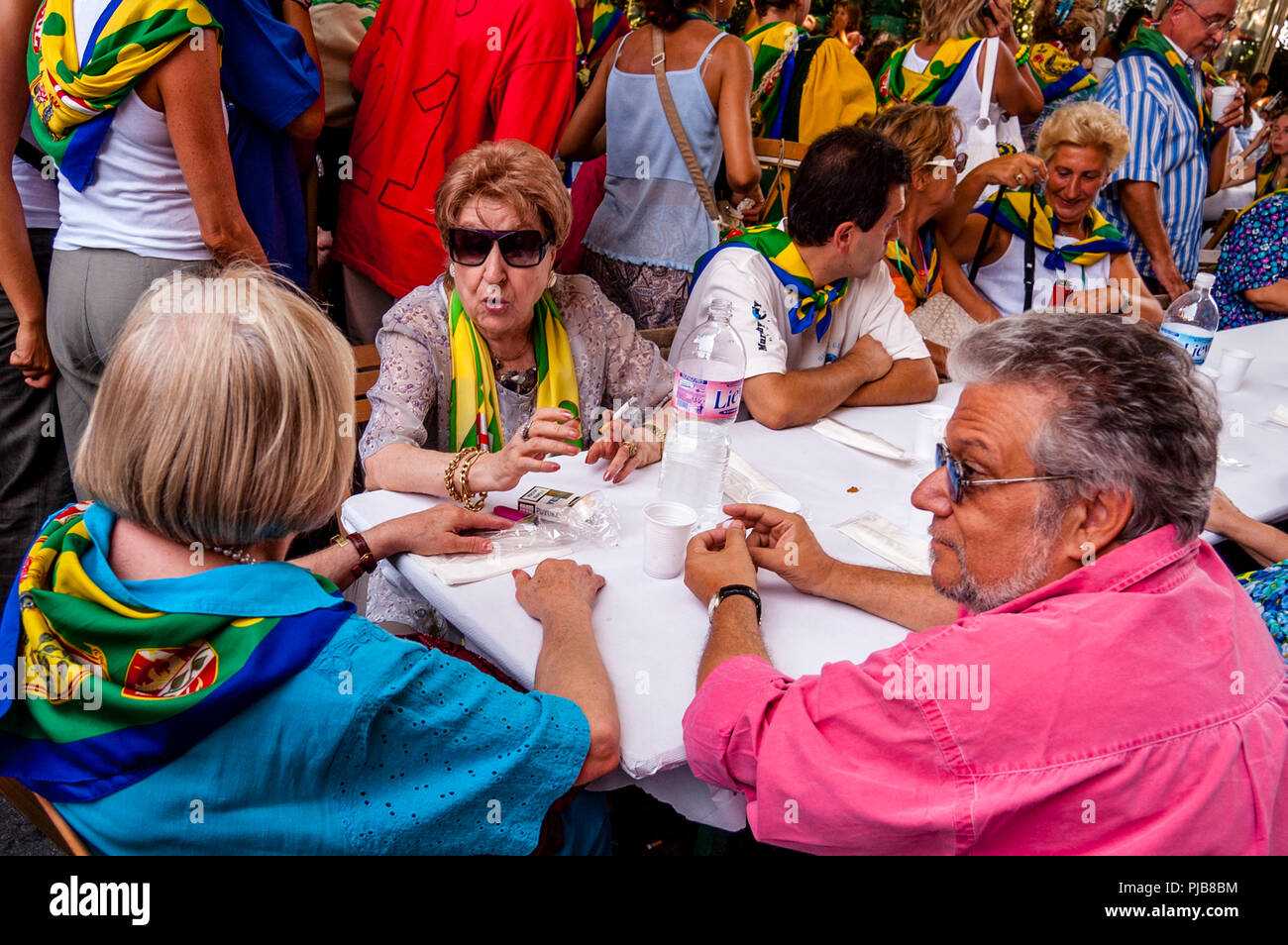 Bruco (Caterpillar) Contrada Mitglieder setzen Sie sich zu einer Gemeinschaft, der Palio di Siena, Siena, Italien Stockfoto