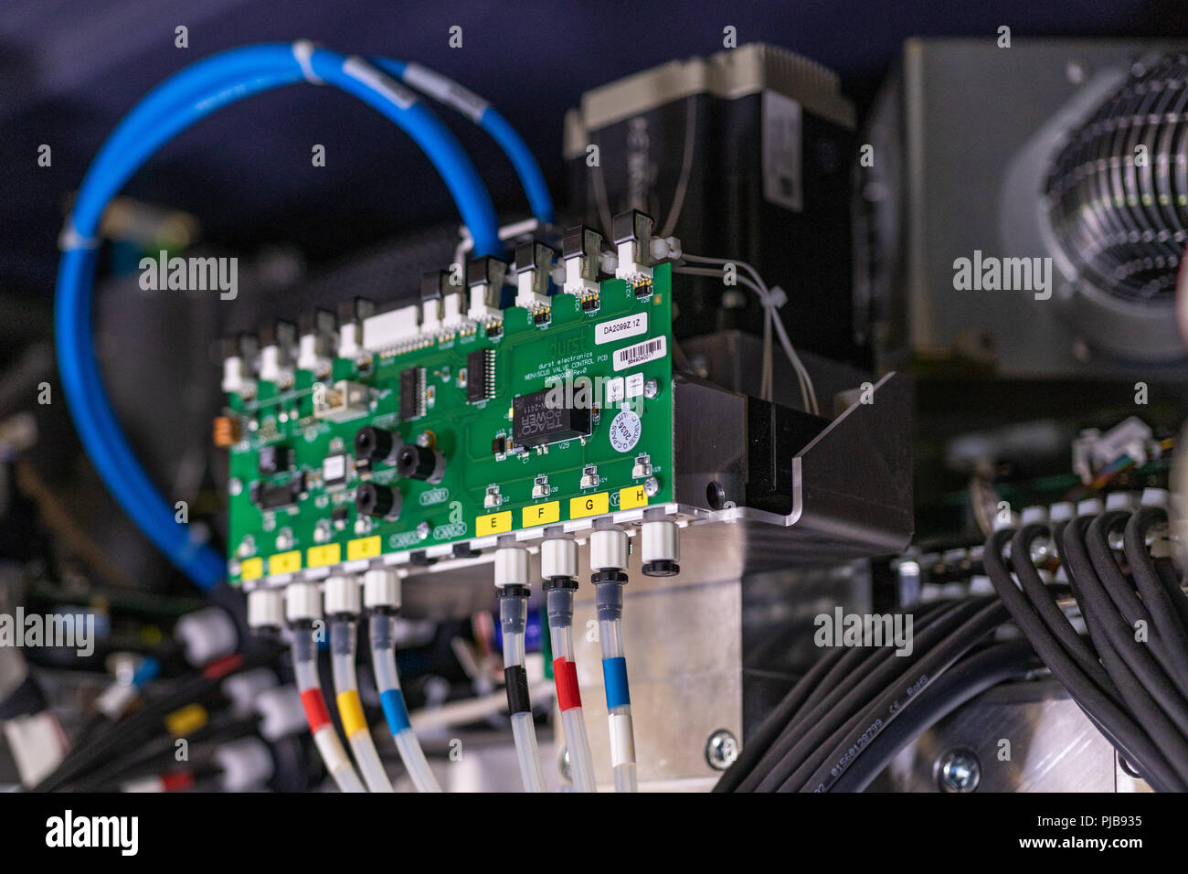 Die Innenseite des, was schien, eine tickende Zeitbombe zu werden, sondern erwies sich als ein großes professionelles Drucken mit der Hauptplatine. Stockfoto
