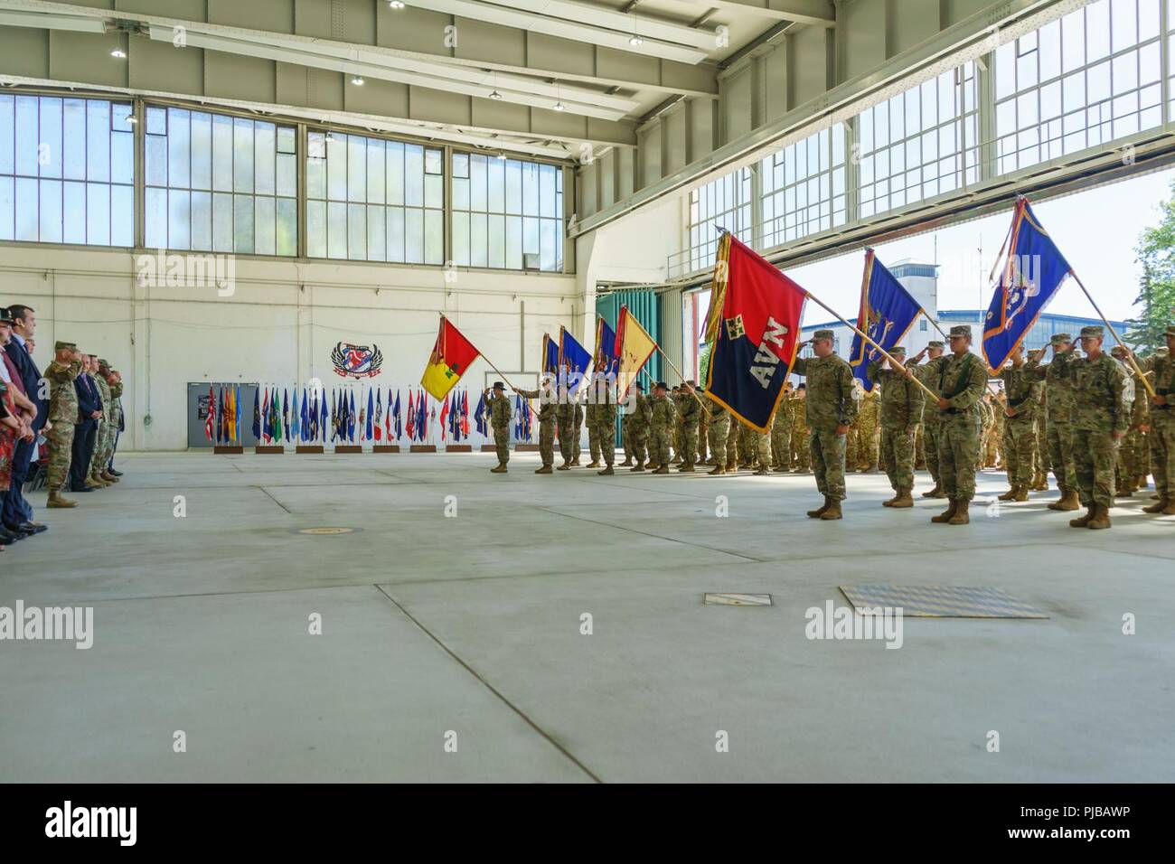 Brig. Gen. Richard R. Coffman (ganz links), stellvertretender Kommandierender General des 1.Infanterie Division und der Kommandant der United States Army Europe Mission Befehl Element, begrüßt die Soldaten des 1. Luft Kavallerie Brigade, 1.Kavallerie Division, Fort Hood, Texas, und 4 Combat Aviation Brigade, 4 Infanterie Division, Fort Carson, Colo, während einer Übertragung der Autorität Zeremonie bei Storck Kaserne in Illesheim, Deutschland, 2. Juli 2018 statt. Nach der Luftfahrt Unterstützung und Vermögenswerte während neun Monaten Atlantic mission lösen, 1. ACB's rotational Bereitstellung abgeschlossen ist und 4. CAB übernimmt Respons Stockfoto