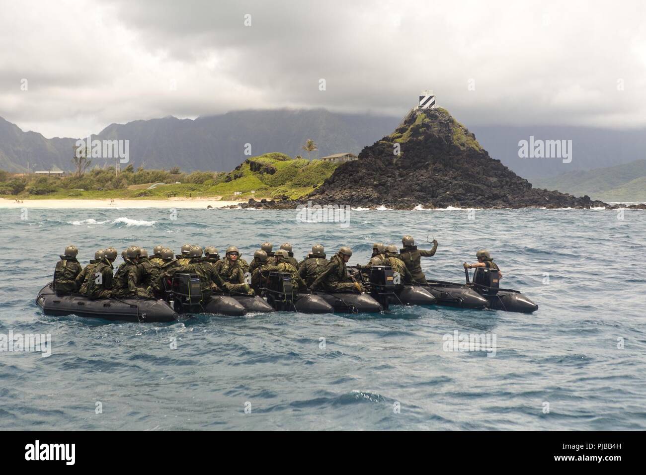 MARINE CORPS BASE HAWAII (1. Juli 2018) der japanischen Soldaten mit der japanischen Selbstverteidigungsstreitkräfte bilden zusammen während einer Strand insertion Probe bei Pyramid Rock als Teil der Felge des Pazifiks (Rimpac) Übung auf der Marine Corps Base Hawaii Juli 1, 2018. RIMPAC bietet hochwertige Ausbildung für Task-organisierte, hoch-fähigen Marine-Air Boden Task Force und erhöht die kritische Reaktion auf Krisen Fähigkeit der US-Marines im Pazifik. 25 Nationen, 46 Schiffe, 5 U-Boote, über 200 Flugzeuge und 25.000 Angestellte beteiligen sich an Rimpac vom 27. Juni bis 2. August in und um die Hawaiianische I Stockfoto