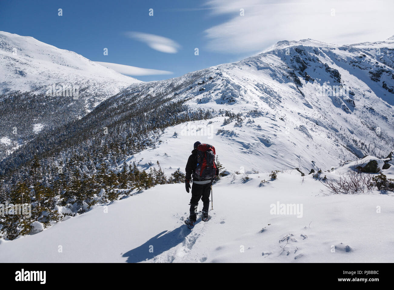 Ein Winter Wanderer aufsteigend die Luftleitung Trail in den White Mountains, New Hampshire USA während der Wintermonate. Stockfoto