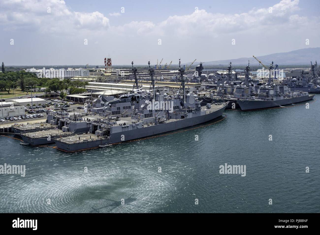 JOINT BASE Pearl Harbor - HICKAM, Hawaii (2. Juli 2018) Internationale Schiffe in den Rand des Pazifik (Rimpac) 2018 Übung Moor bei Joint Base Pearl Harbor-Hickam vor Beginn der - auf See - Phase der Übung teilnehmen. 25 Nationen, 46 Schiffe, 5 U-Boote, über 200 Flugzeuge und 25.000 Angestellte beteiligen sich an Rimpac vom 27. Juni bis 2. August in und um die hawaiischen Inseln und Südkalifornien. Die weltweit größte internationale maritime Übung RIMPAC bietet eine einzigartige Ausbildung während der Förderung und Erhaltung der kooperative Beziehungen unter den Teilnehmern c Stockfoto