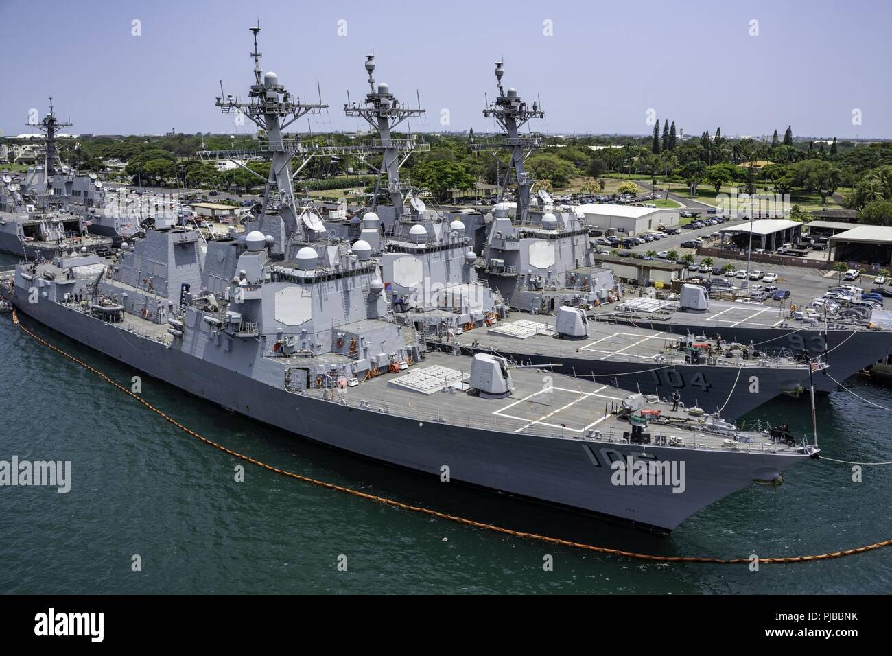 JOINT BASE Pearl Harbor - HICKAM, Hawaii (2. Juli 2018) Internationale Schiffe Teilnahme an den Rand des Pazifik (Rimpac) 2018 Übung Moor bei Joint Base Pearl Harbor-Hickam, Juli 2. 25 Nationen, 46 Schiffe, 5 U-Boote, über 200 Flugzeuge und 25.000 Angestellte beteiligen sich an Rimpac vom 27. Juni bis 2. August in und um die hawaiischen Inseln und Südkalifornien. Die weltweit größte internationale maritime Übung RIMPAC bietet eine einzigartige Ausbildung während der Förderung und Erhaltung der kooperative Beziehungen unter den Teilnehmern von entscheidender Bedeutung für die Gewährleistung der Sicherheit der Seewege Stockfoto