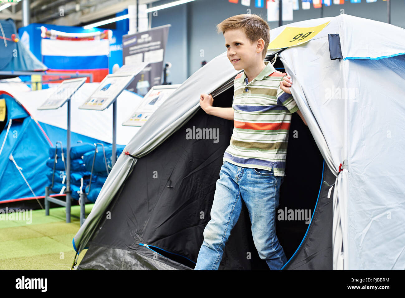 Junge in einer touristische Zelt in einem Sportgeschäft Stockfoto