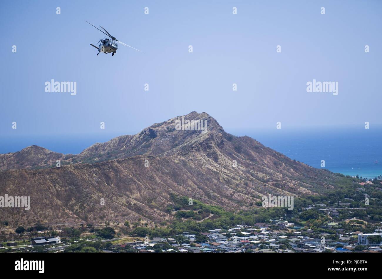 HONOLULU, Hawaii (2. Juli 2018) Eine MH-60S Sea Hawk Hubschrauber, Hubschrauber Meer Combat Squadron (HSC) 8 zugewiesen, fliegt über das Diamond Head State Monument während der Pacific Rim (Rimpac) Übung, 2. Juli. 25 Nationen, mehr als 45 Schiffe und u-Boote, etwa 200 Flugzeugen und 25.000 Angestellte beteiligen sich an Rimpac vom 27. Juni bis 2. August in und um die hawaiischen Inseln und Südkalifornien. Die weltweit größte internationale maritime Übung RIMPAC bietet eine einzigartige Ausbildung während der Förderung und Erhaltung der kooperative Beziehungen unter den Teilnehmern kritische t Stockfoto