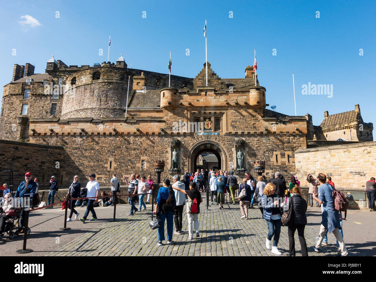 Viele Touristen auf der Esplanade am Eingang der Burg von Edinburgh, Schottland, Großbritannien. Stockfoto
