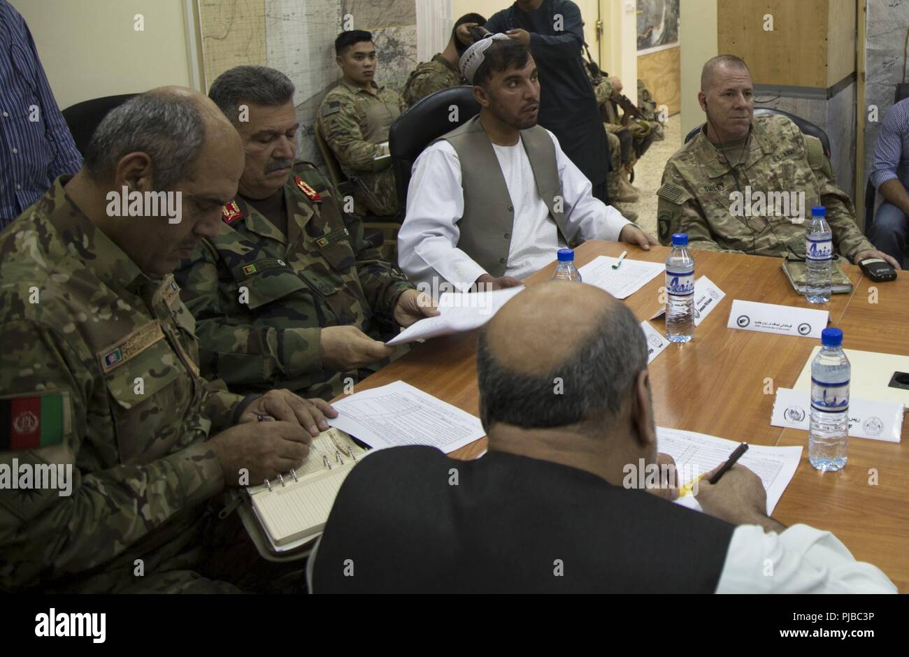 KANDAHAR, Afghanistan (3. Juli 2018) - - US-Army Brig. Gen. Jeffrey Smiley, Zug, Beraten und Unterstützen Command-South Commander, sitzt mit 205Th Afghan National Army Corp stellvertretender Kommandant Brig. Gen. Rahman Parwani und afghanische Polizei - Kandahar Kommandeur, Generalleutnant Abdul Raziq, den operativen Erfordernissen der Provinz zu diskutieren, 3. Juli 2018. Smiley zusammen mit anderen Senior Advisors von Taac - Süd gehört zu den Älteren afghanischen Führung und diskutiert die betrieblichen Anforderungen für die Taliban Gruppierungen in der Provinz zu besiegen. Stockfoto