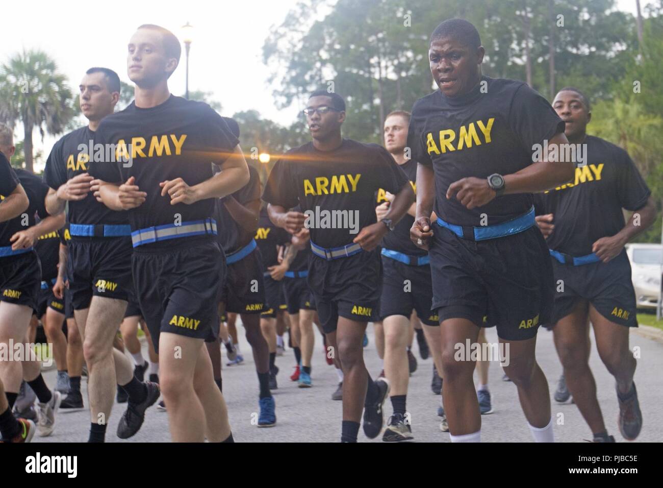 Soldaten aus dem 2. gepanzerte Brigade Combat Team, 3rd Infantry Division, Kick off der Marne Division Independence Day Feier mit einer Abteilung laufen auf Fort Stewart, Ga., 4. Juli 2018. Der Lauf war die erste Veranstaltung in einer Reihe von AM-Post-Aktivitäten einschließlich einer Marne Unabhängigkeitstag Konzert und Feuerwerk zum Tag der Unabhängigkeit und das 100-jährige Jubiläum der 3.-ID zu feiern. Stockfoto