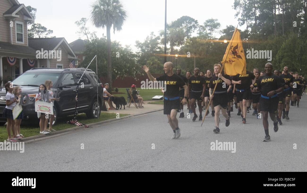 Soldaten aus dem 2. gepanzerte Brigade Combat Team, 3rd Infantry Division, Kick off der Marne Division Independence Day Feier mit einer Abteilung laufen auf Fort Stewart, Ga., 4. Juli 2018. Der Lauf war die erste Veranstaltung in einer Reihe von AM-Post-Aktivitäten einschließlich einer Marne Unabhängigkeitstag Konzert und Feuerwerk zum Tag der Unabhängigkeit und das 100-jährige Jubiläum der 3.-ID zu feiern. Stockfoto