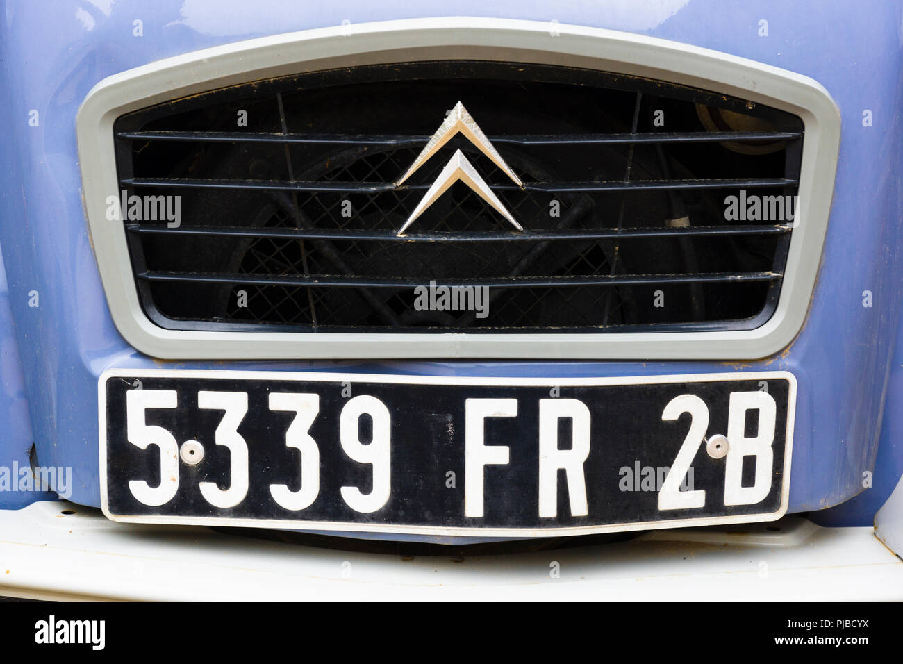 Detail der blauen Citroën 2CV mit französischen Kennzeichen Stockfoto