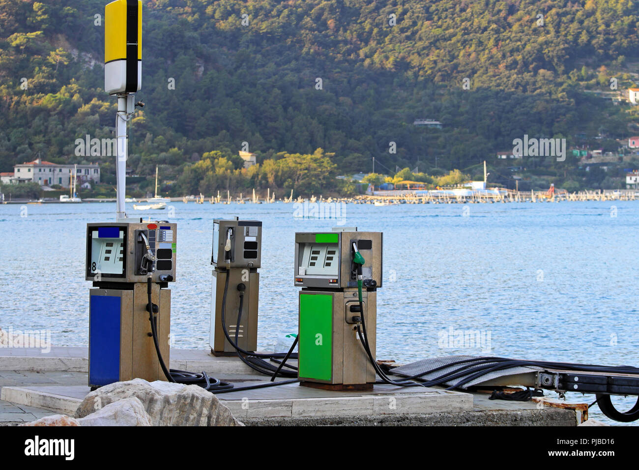 Marine-Tankstelle für Boote im Mittelmeer Stockfoto