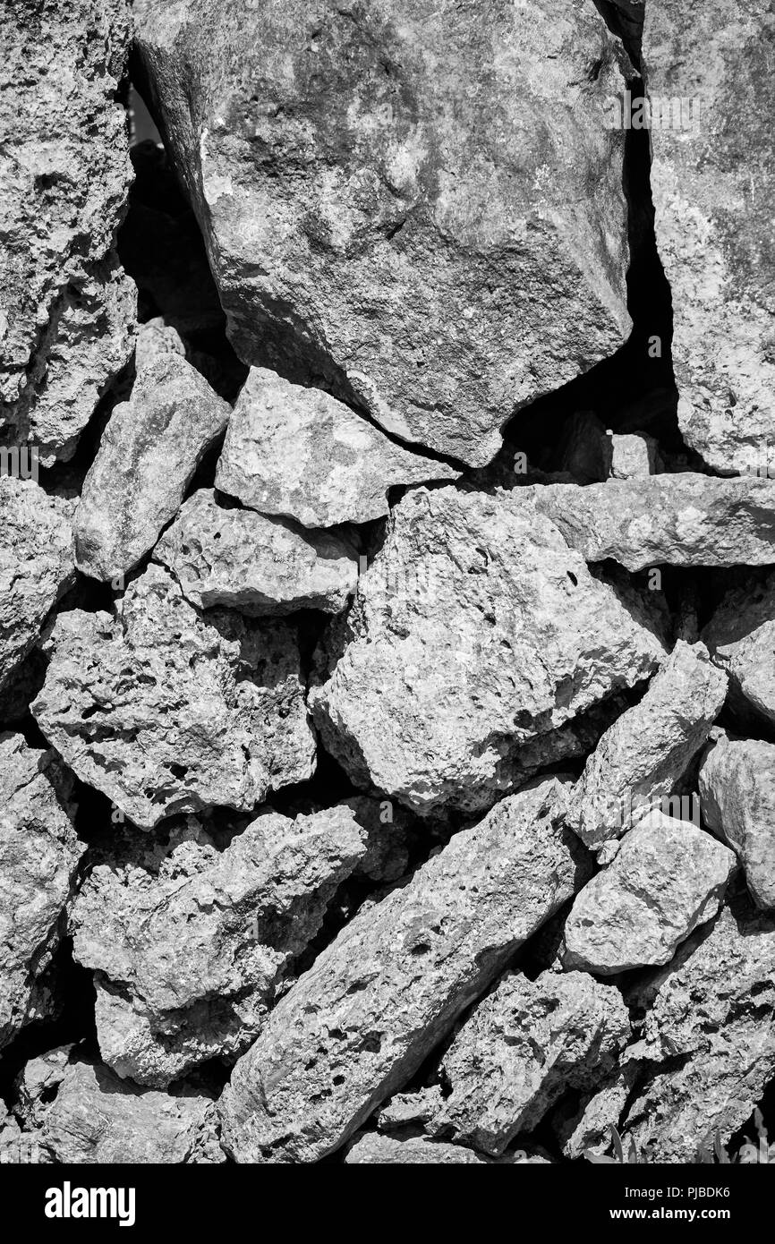 Alte Mauer aus vulkanischen rauen Felsen, natürliche Hintergrund oder Textur. Stockfoto