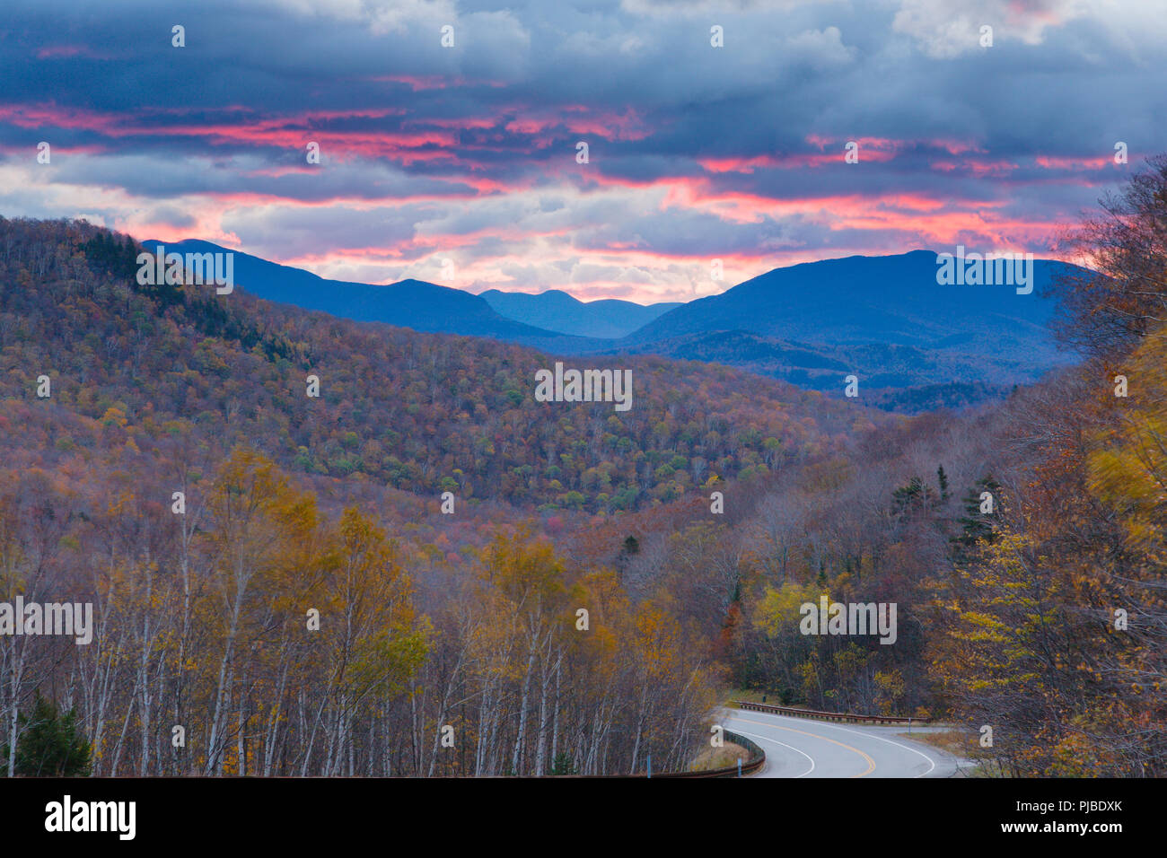 Die Silhouette der Berge bei Sonnenaufgang an der Route 112 in North Woodstock, New Hampshire USA. Dieses Gebiet wurde Teil der Gordon Teich Eisenbahn, die eine war Stockfoto