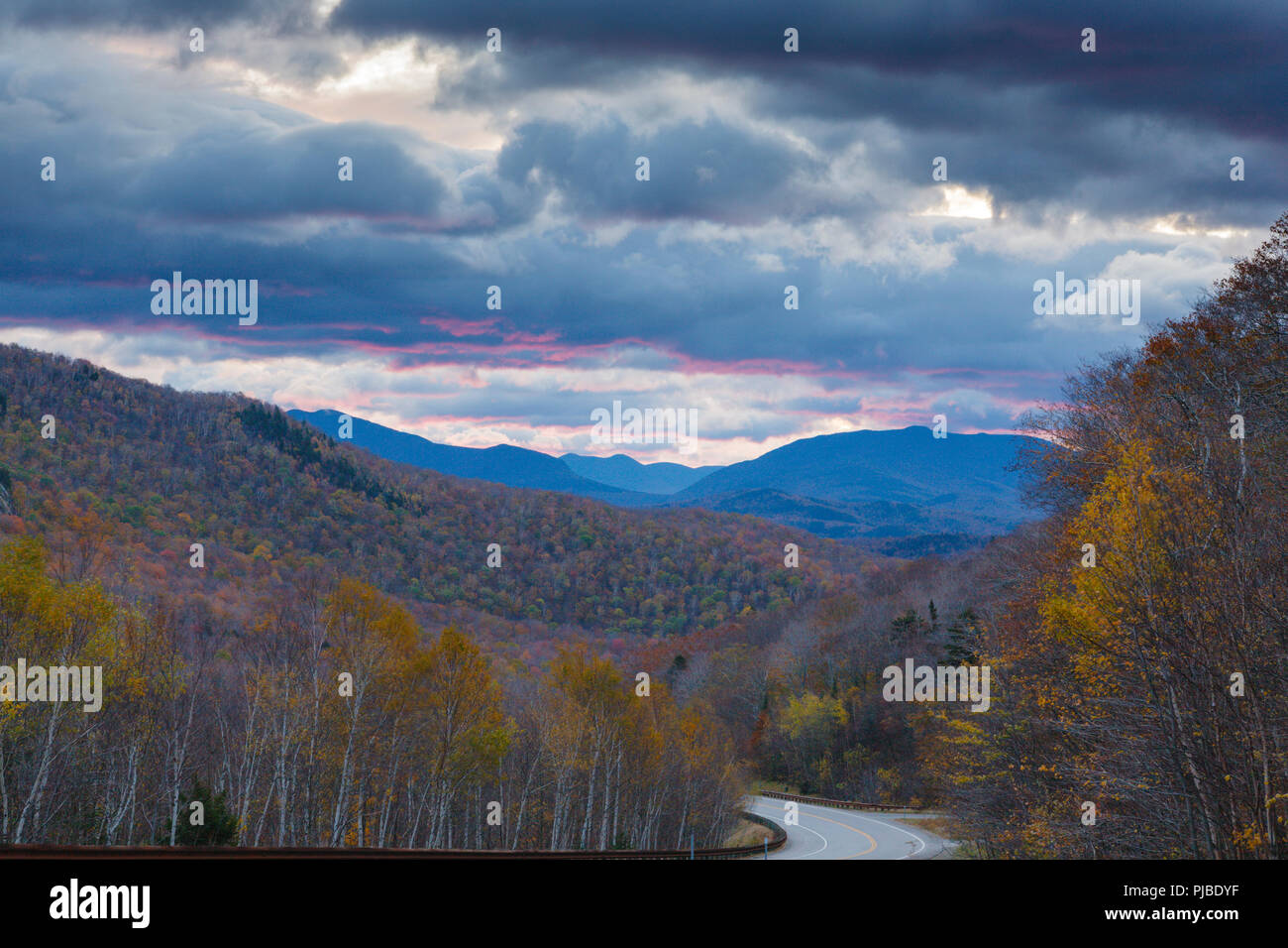 Die Silhouette der Berge bei Sonnenaufgang an der Route 112 in North Woodstock, New Hampshire USA. Dieses Gebiet wurde Teil der Gordon Teich Eisenbahn, die eine war Stockfoto
