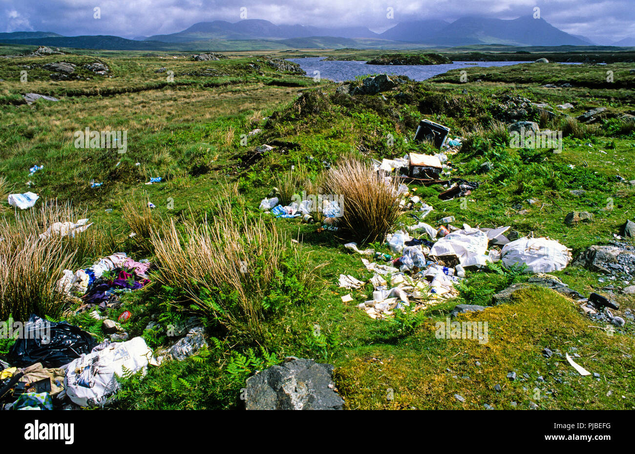 Illegal, von Hausmüll, runden Stein Flächenmoore, Roundstone, Connemara, County Galway, die Westküste von Irland. Stockfoto