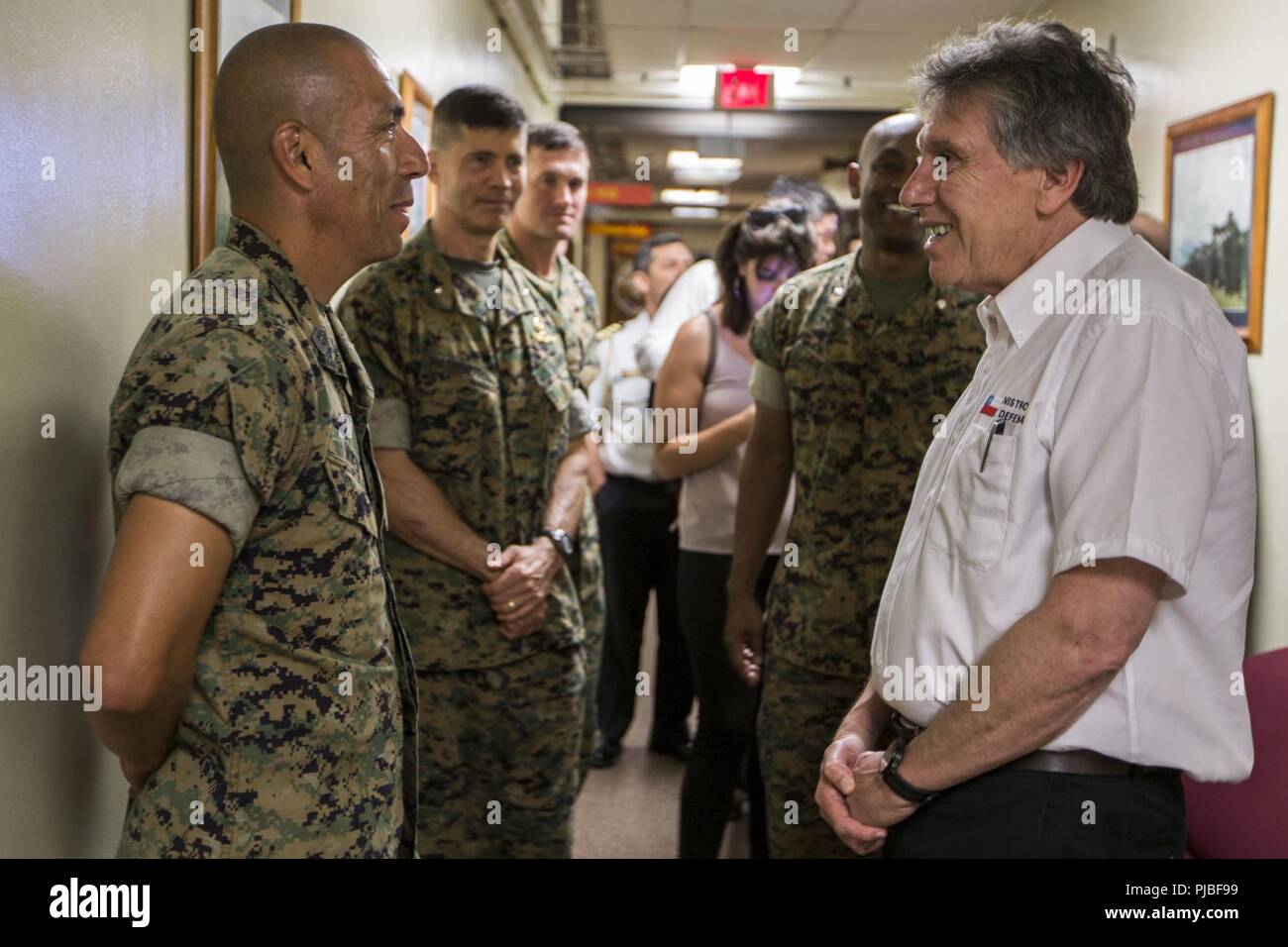 MARINE CORPS BASE HAWAII (11. Juli 2018) Alberto Espina, rechts, chilenischen Minister für Verteidigung, spricht mit US-Marines während der Pacific Rim (Rimpac) Übung auf der Marine Corps Base Hawaii Juli 11, 2018. RIMPAC bietet hochwertige Ausbildung für Task-organisiert, leistungsfähigen Marine Air-Ground Task Force und erhöht die kritische Reaktion auf Krisen Fähigkeit der US-Marines im Pazifik. Marines im Pazifik. 25 Nationen, 46 Schiffe, 5 U-Boote, über 200 Flugzeuge und 25.000 Angestellte beteiligen sich an Rimpac vom 27. Juni bis 2. August in und um den hawaiischen Inseln und Südlichen C Stockfoto