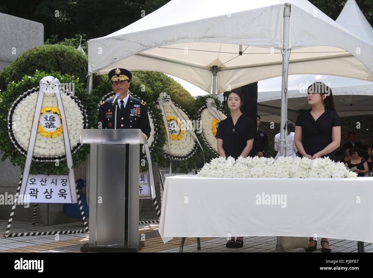 OSAN FLUGHAFEN, Republik Korea - Brigadier General Andrew Juknelis, operative Stabschef, achte Armee, Adressen von den Teilnehmern an der 68th Task Force Smith Memorial Ceremony, Juli 6. Jedes Jahr, die Stadt von Osan Flughafen erinnert an die US-Soldaten, die an der Verteidigung von Südkorea kam, und speziell Osan Flughafen, zu blockieren und des Nordens voraus Verzögerung als Verstärkungen montiert wurden. Unerfahren, understrength und schlecht ausgerüstet, TF Smith nachhaltige 60 getötet, 21 verwundet, und 82 erfasst, während der Kampf gegen die nordkoreanischen Streitkräfte. Dennoch, TF Smith verzögert der Norden voraus und Verstärkungen wir Stockfoto