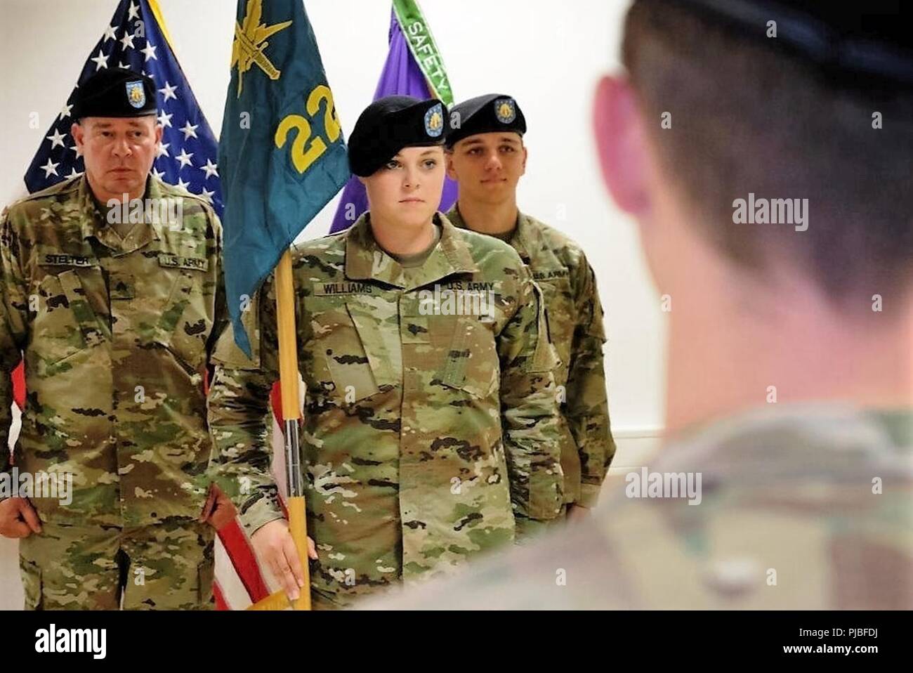 (Von links nach rechts) Sgt. Christopher D. Stelter, SPC. Megan W. Williams und Pfc. Maximilian F. Huth vom 221st Public Affairs Loslösung, 361 zivile Angelegenheiten der Feuerwehr, 7. Mission unterstützt den Befehl stand in Ehren während der Einheit ändern des Befehls Zeremonie an daenner Kaserne am 8. Juli 2018 Stockfoto