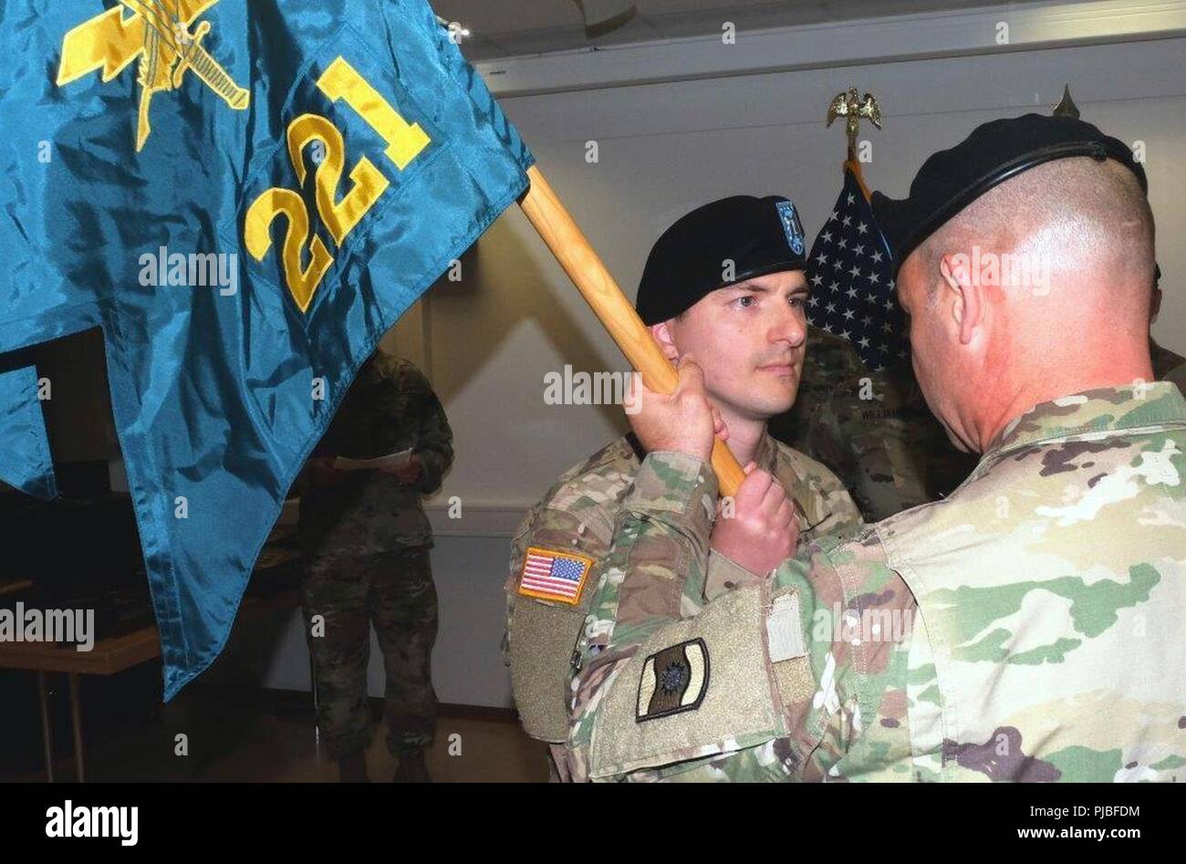 Us-Armee Kapitän Douglas L. Magill (links) nimmt das Gerät guidon von Colonel Bradley A. Heston, Kommandeur der 361 zivilen Angelegenheiten der Feuerwehr, 7. Mission unterstützt den Befehl, wie er die Führung der öffentlichen Angelegenheiten 221st Ablösung eine Änderung der Befehl Zeremonie an daenner Kaserne statt übernimmt am 8. Juli 2018. Stockfoto