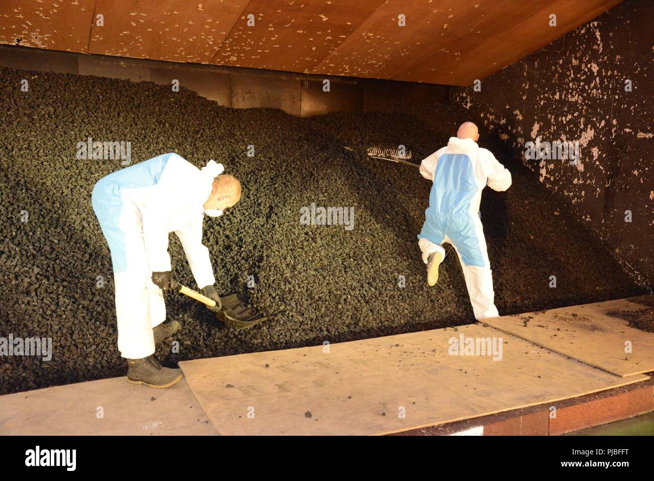 Unternehmer setzen Sie Gummi Granulat an Ort und Stelle während der Wartung der 25-m-schießstand auf chièvres Air Base, Belgien, 10. Juli 2018. Stockfoto