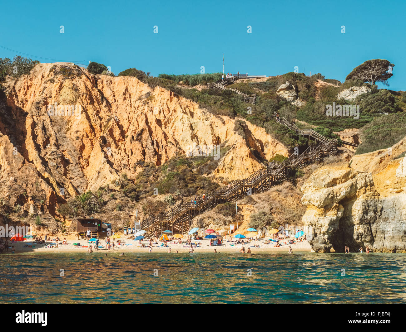 Touristen Spaß im Wasser, Entspannen und Sonnenbaden am Praia do Camilo (Camel Beach) Bei Lagos in der Algarve, Portugal Stockfoto