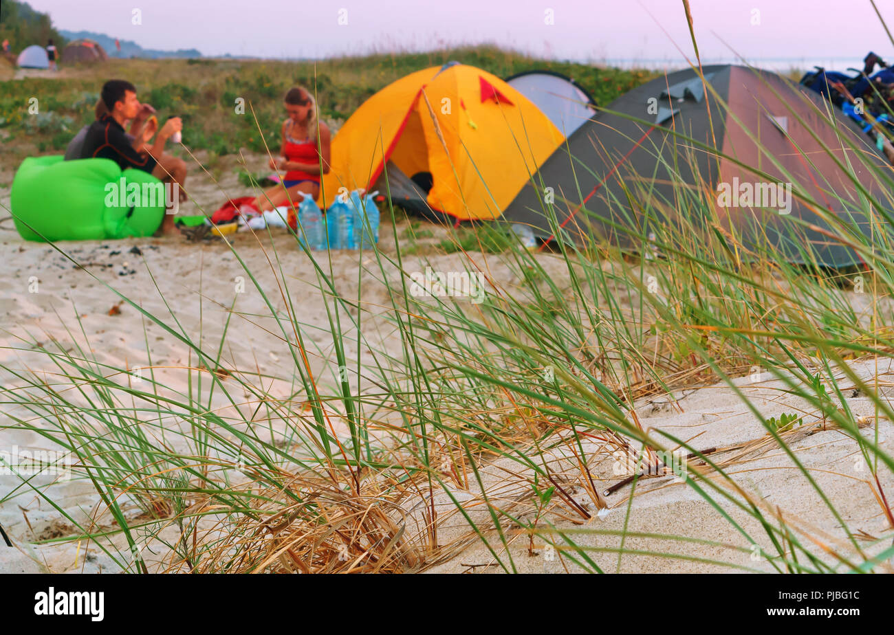 Baltijsk, Russland, 4. August 2018, Zelten am Strand im Sommer, Urlaub am Meer mit Zelten Stockfoto