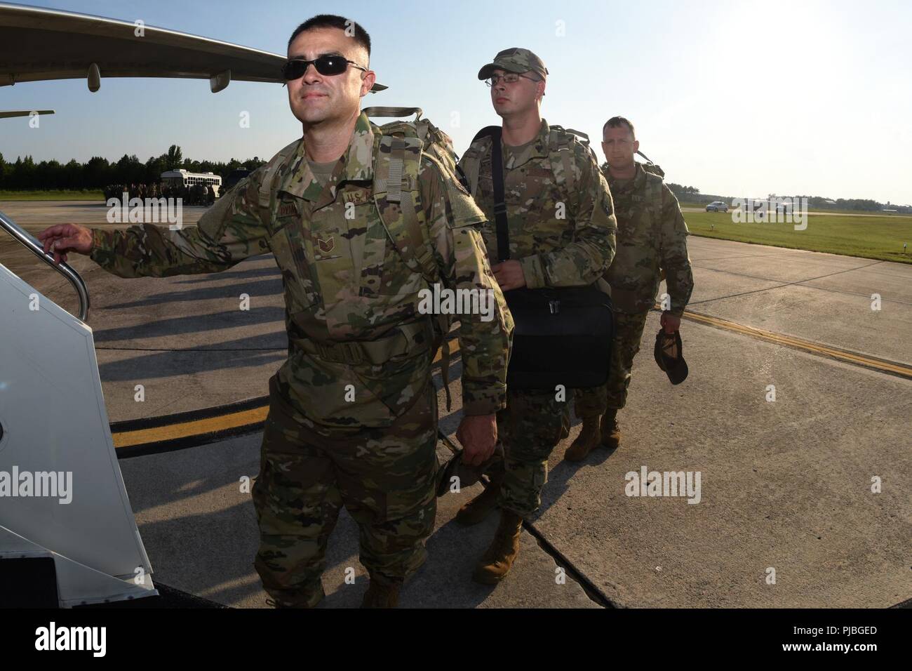 Us-Flieger der 169th Fighter Wing der Südcarolina Air National Guard bei McEntire Joint National Guard Base, South Carolina, ein Zivil-Vertrag große Transportflugzeuge, 11. Juli 2018. Die South Carolina der Air National Guard 169th Fighter Wing ist die Bereitstellung von fast 300 Flieger und rund ein Dutzend F-16 Fighting Falcon Block 52 Kampfjets zum 407. Air Expeditionary Gruppe im Südwesten Asien zur Unterstützung eines Air Expeditionary Force rotation. Stockfoto