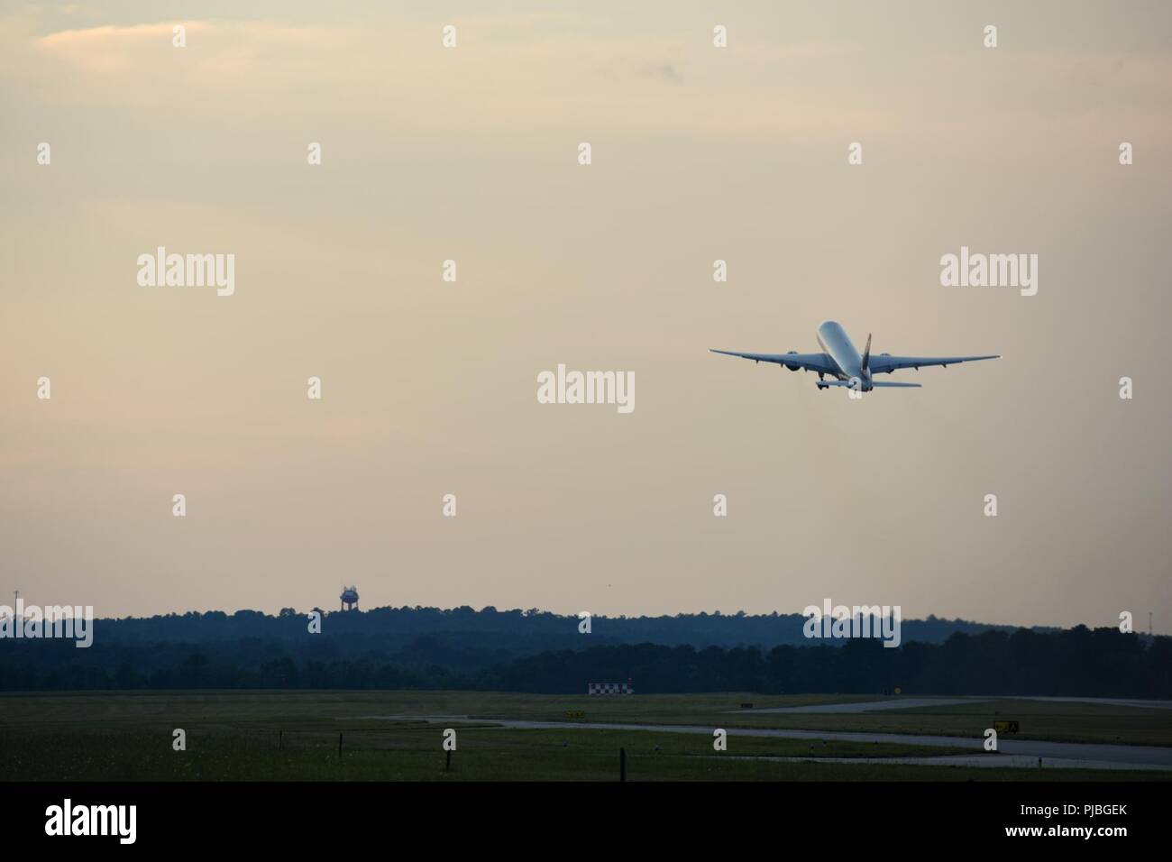 Us-Flieger der 169th Fighter Wing der Südcarolina Air National Guard bei McEntire Joint National Guard Base, South Carolina, ein Zivil-Vertrag große Transportflugzeuge, 11. Juli 2018. Die South Carolina der Air National Guard 169th Fighter Wing ist die Bereitstellung von fast 300 Flieger und rund ein Dutzend F-16 Fighting Falcon Block 52 Kampfjets zum 407. Air Expeditionary Gruppe im Südwesten Asien zur Unterstützung eines Air Expeditionary Force rotation. Stockfoto