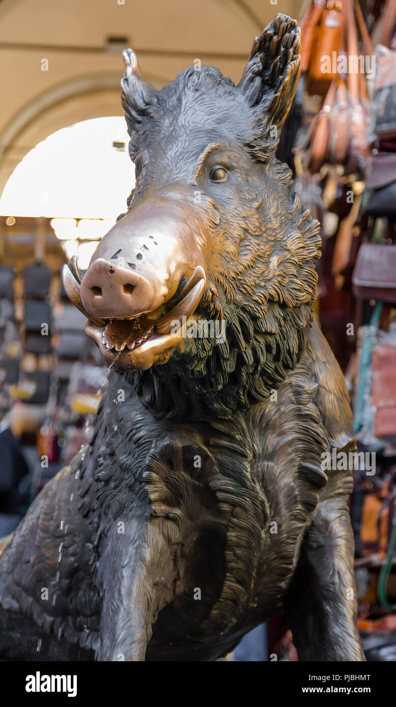 Skulptur von einem Wildschwein, das ist ein Brunnen auf dem alten Markt von Florenz. Italien Stockfoto