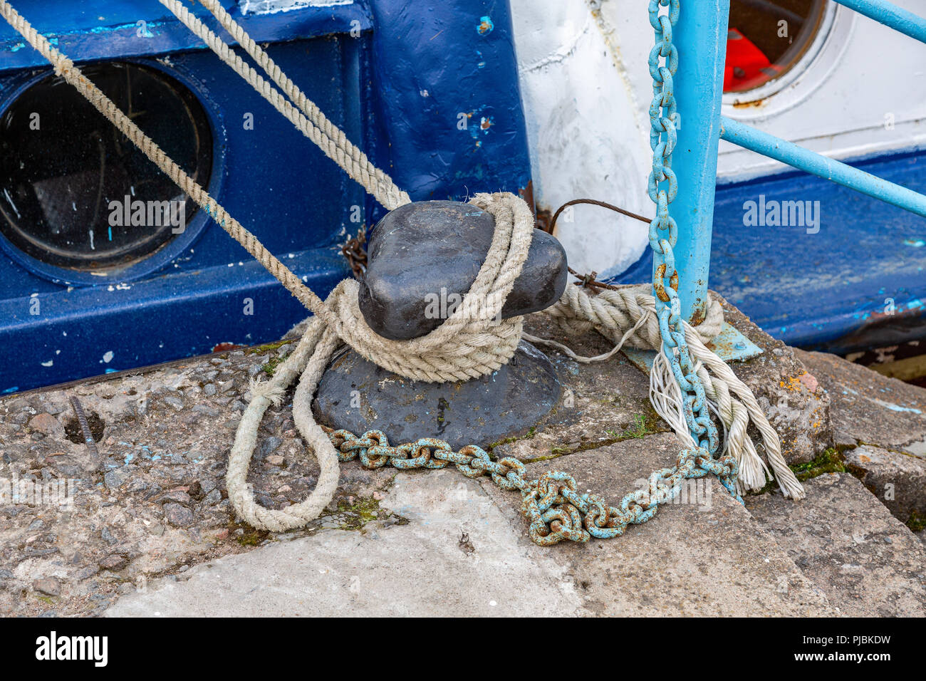 Anlegestelle Metall Poller mit einem Fixseil am pier Stockfoto