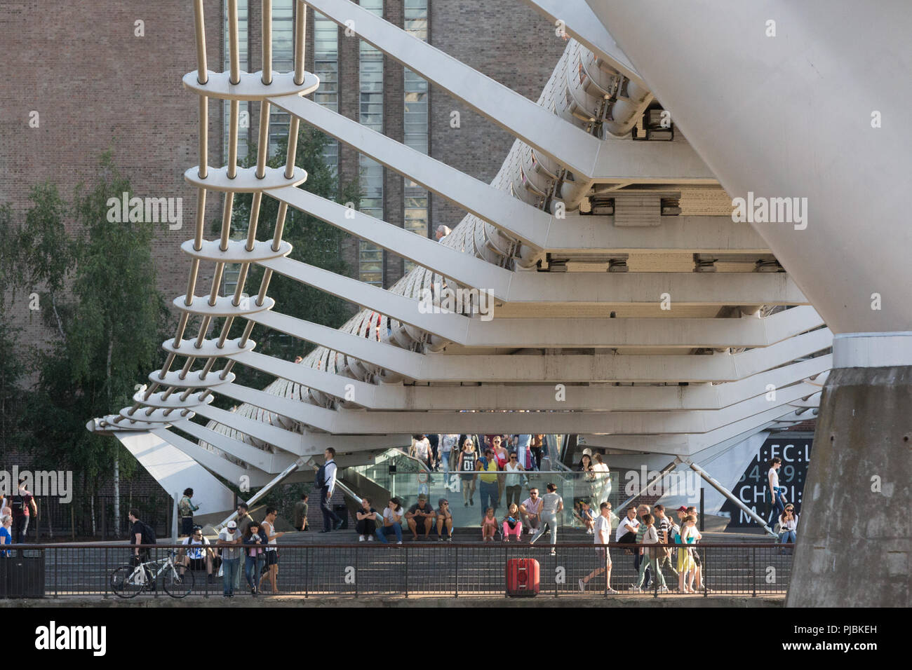 Die Millennium Bridge und der Tate Modern Museum, London UK Stockfoto