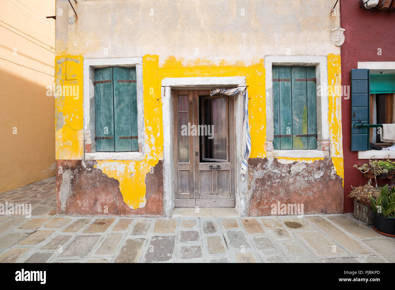 Eine malerische, schäbigen alten Haus auf der Insel Burano in Italien Stockfoto